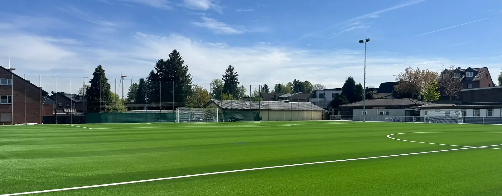 Weitwinkelansicht des Spielfeldes